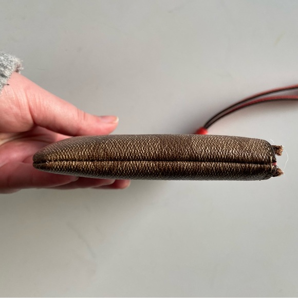 Coach wristlet Logo printed with Heart - Picture 6 of 9